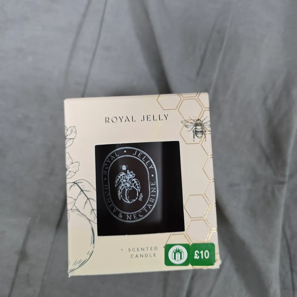 LOT OF 10 ASSORTED CANDLES TO INCLUDE: LAURA THOMAS, FFERN AND ROYAL JELLY 