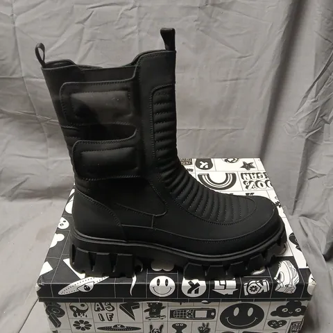 BOXED PAIR OF KOI VADER MEN'S PADDED CROFT BOOTS IN BLACK SIZE UK 8
