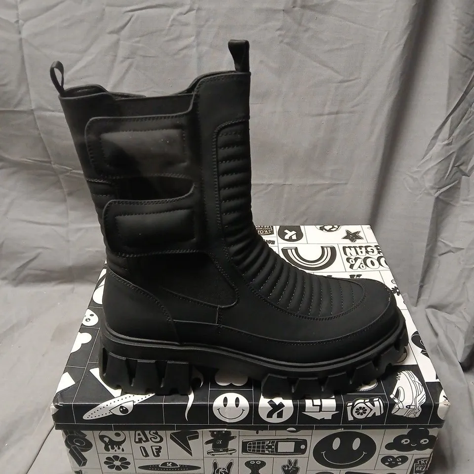 BOXED PAIR OF KOI VADER MEN'S PADDED CROFT BOOTS IN BLACK SIZE UK 8