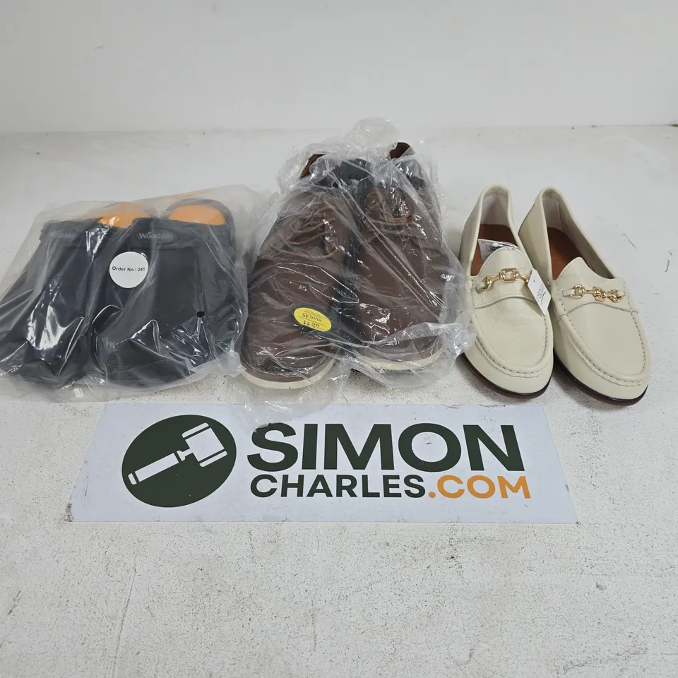 APPROXIMATELY 20 ASSORTED PAIRS OF SHOES AND FOOTWEAR ITEMS IN VARIOUS STYLES AND SIZES TO INCLUDE GEORGE, MS&S, WOODSIDE, ETC