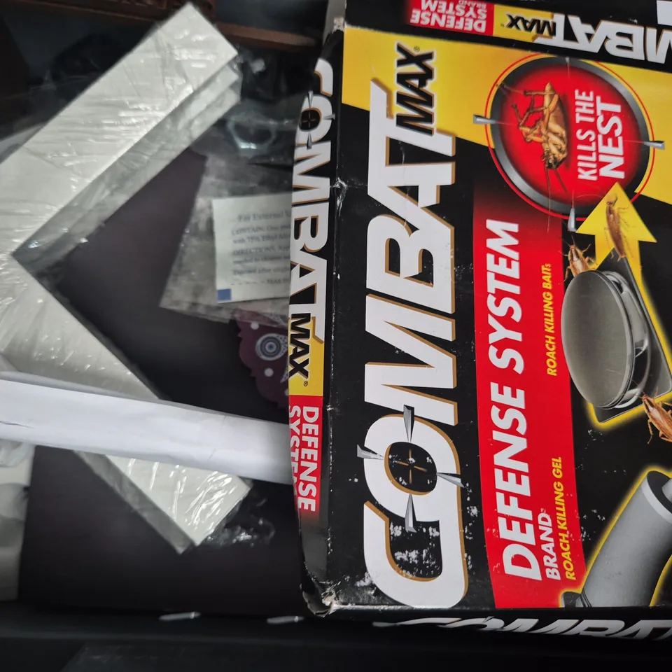 APPROXIMATELY 10 ASSORTED HOUSEHOLD ITEMS TO INCLUDE COCONUT LANE CHERRY BAG CHARM, HIGHER STATE TRACK SPIKES ETC