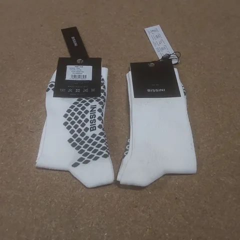 BOX TO CONTAIN A LARGE QUANTITY OF BRAND NEW PAIRS OF BISSINI CYCLING SOCKS - WHITE // SIZE: S-M // 1 PAIR PER PACK