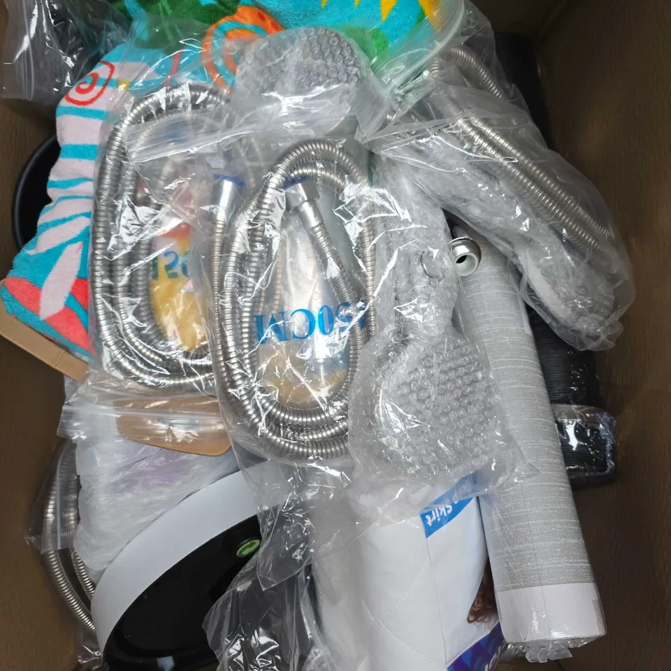 APPROXIMATELY 15 ASSORTED HOUSEHOLD PRODUCTS TO INCLUDE SHOWER HEADS, BEACH TOWEL, PLANTERS ETC