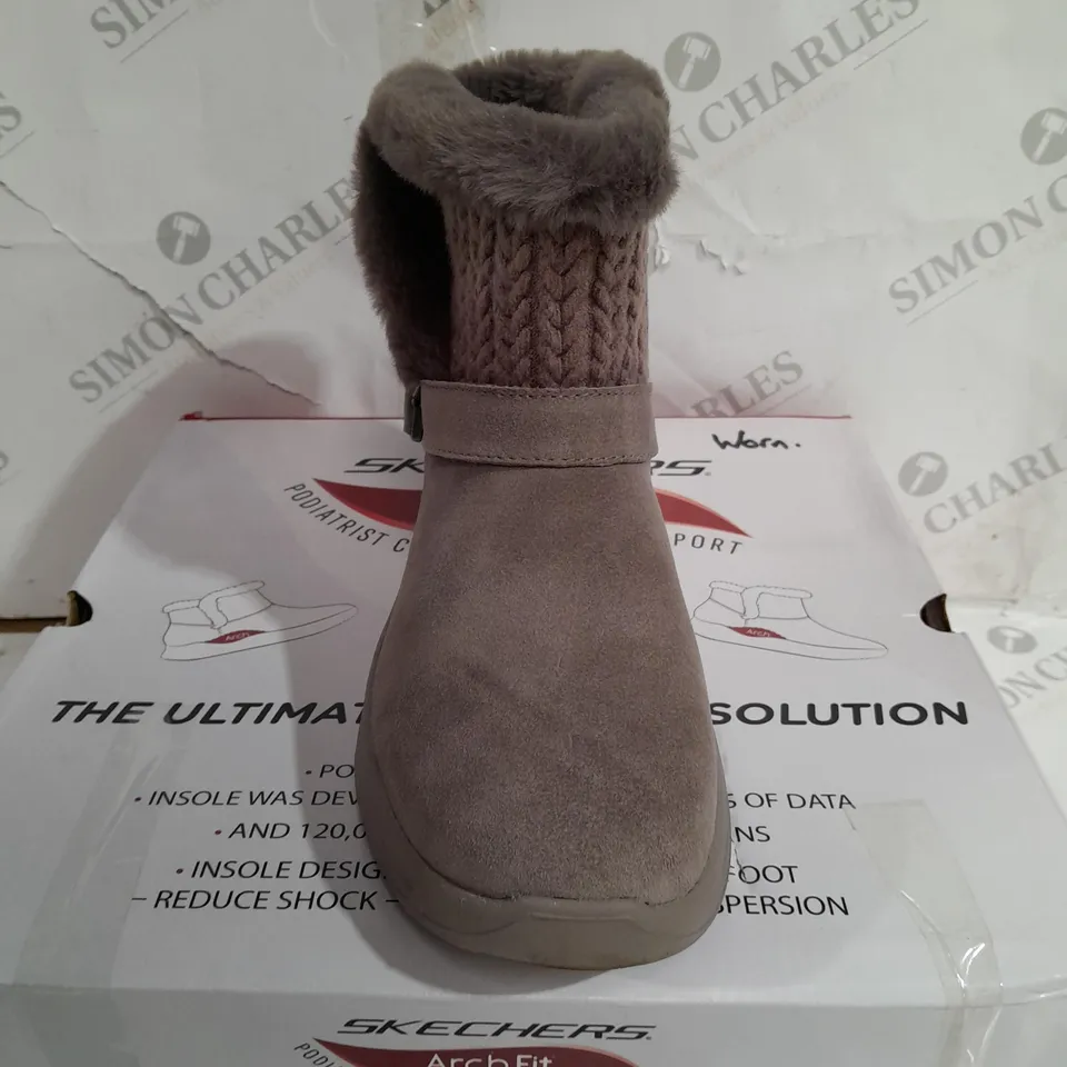 BOXED SKECHERS GO BOOTS IN BLACK - SIZE 6.5 RRP £20
