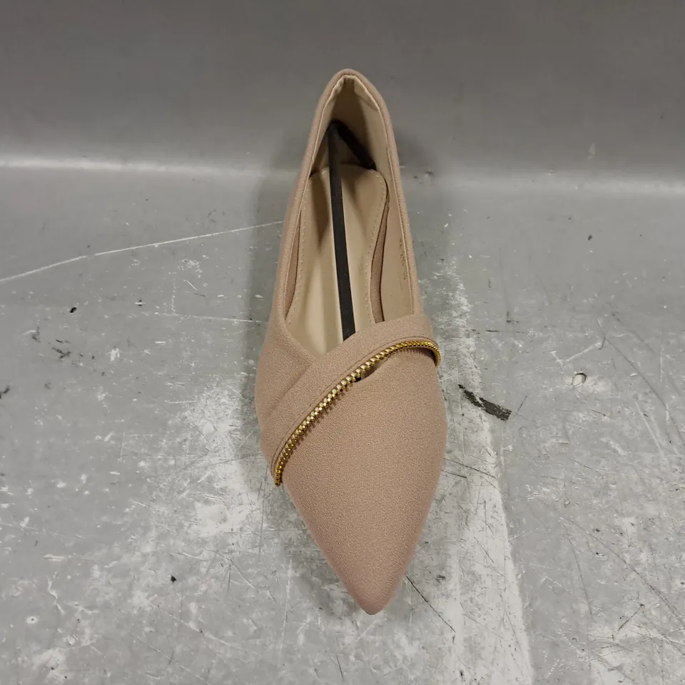 BOXED PAIR OF UNBRANDED WOMEN'S SHOES IN NUDE W. ZIP DETAIL EU SIZE 38