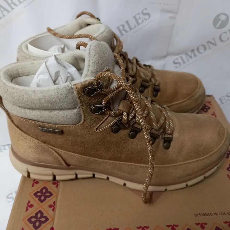 BOXED SKECHERS SYNERGY WARM TECH BOOTS, CHESTNUT - SIZE 6.5
