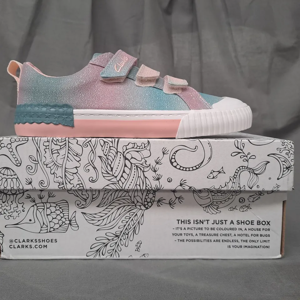 BOXED PAIR OF CLARKS FOXINGBRILL KIDS SHOES IN MULTICOLOUR W. GLITTER EFFECT UK SIZE 12