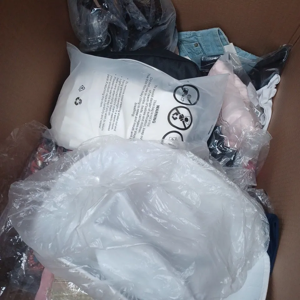 APPROX 20 ASSORTED CLOTHING ITEMS TO INCLUDE T-SHIRTS, DRESSES, SHORTS ETC