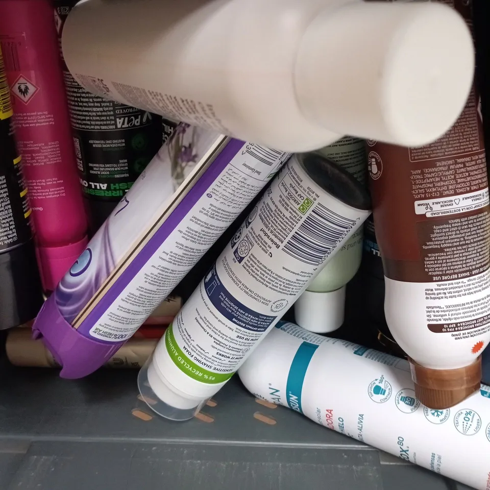APPROXIMATELY 15 ASSORTED AEROSOLS TO INCLUDE LYNX , MEN SURE AND SHAMPOO