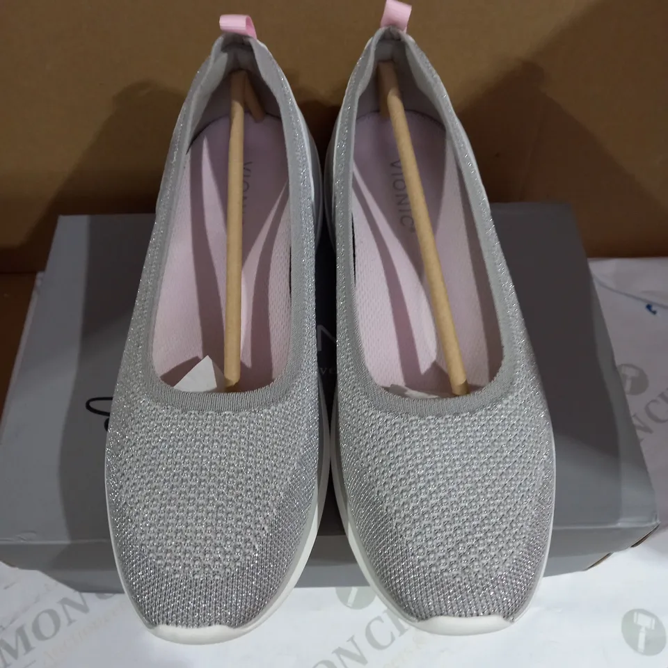 VIONIC GREY GLITTER FINISH FLATSUK SIZE 8
