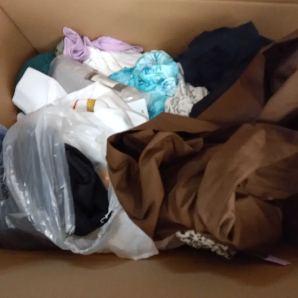 LARGE QUANTITY OF ASSORTED CLOTHING TO INCLUDE DRESSES, JUMPERS, SHORTS, T-SHIRTS, ETC
