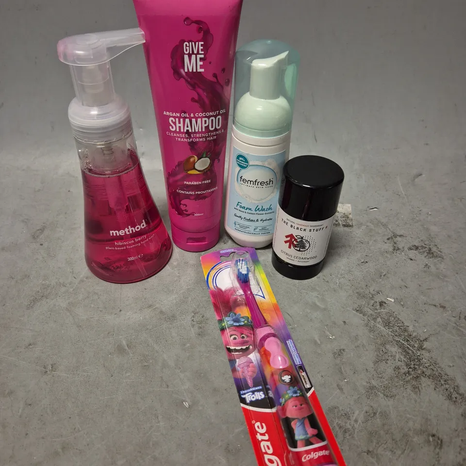 APPROXIMATELY 20 ASSORTED HEALTH & BEAUTY PRODUCTS TO INCLUDE FEMFRESH FOAM WASH, COLGATE KIDS TOOTHBRUSH AND GIVE ME SHAMPOO