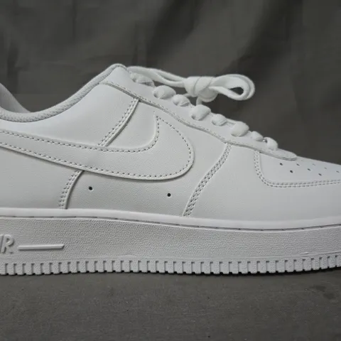 BOXED PAIR OF NIKE AIR FORCE 1 '07 SHOES IN WHITE UK SIZE 10