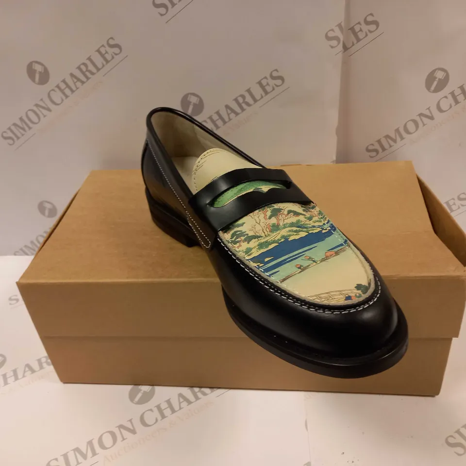 BOXED PAIR OF DUKE AND DEXTER LOAFERS IN BLACK/BLUE UK SIZE 9