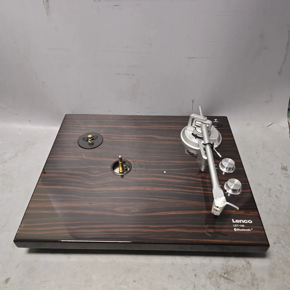 BOXED LENCO TURNTABLE WITH BLUETOOTH TRANSMISSION LBT-188WA V2