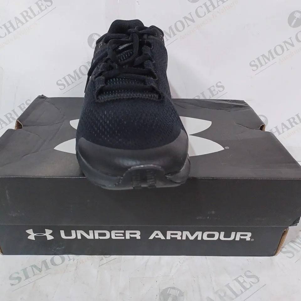 BOXED PAIR OF UNDER ARMOUR TRAINERS IN BLACK UK SIZE 10