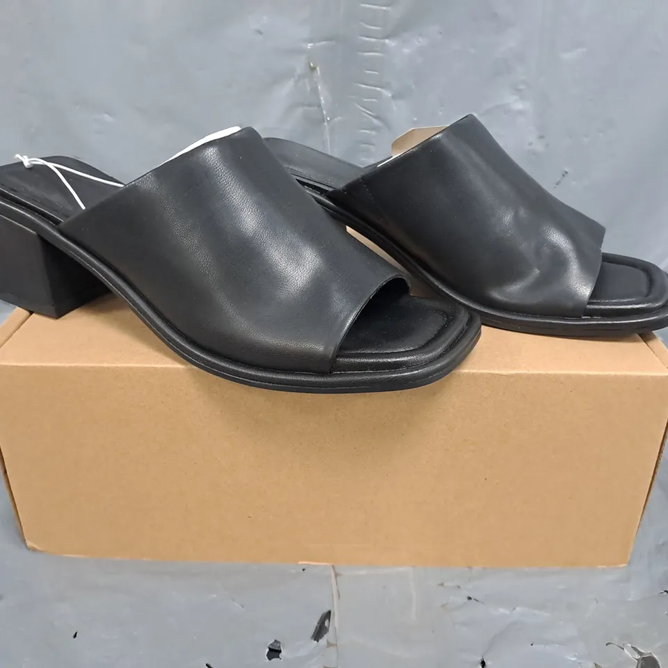 BOXED PAIR OF AMAZON ESSENTIALS OPEN TOE LOW BLOCK HEEL SHOES IN BLACK SIZE UK 4.5 (US 7)