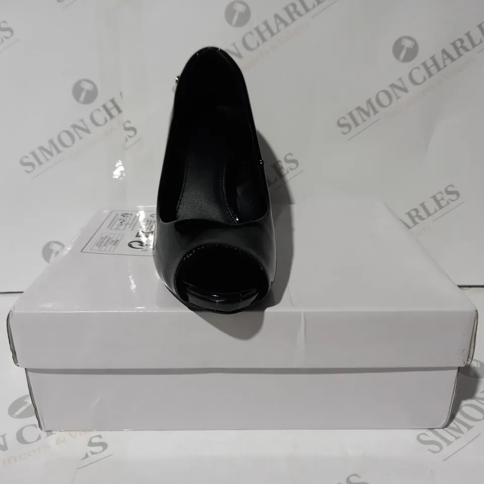 BOXED PAIR OF DESIGNER OPEN TOE HIGH HEELS IN BLACK EU SIZE 39