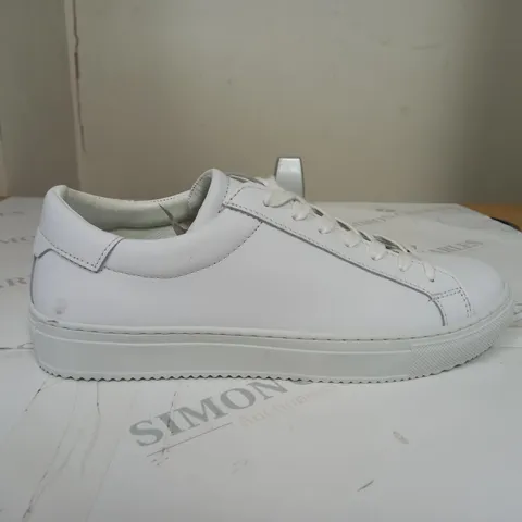 BOXED DANIEL WHITE TRAINERS SIZE UNSPECIFIED