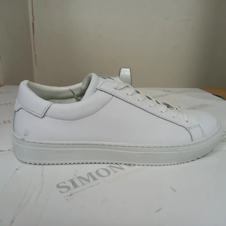 BOXED DANIEL WHITE TRAINERS SIZE UNSPECIFIED
