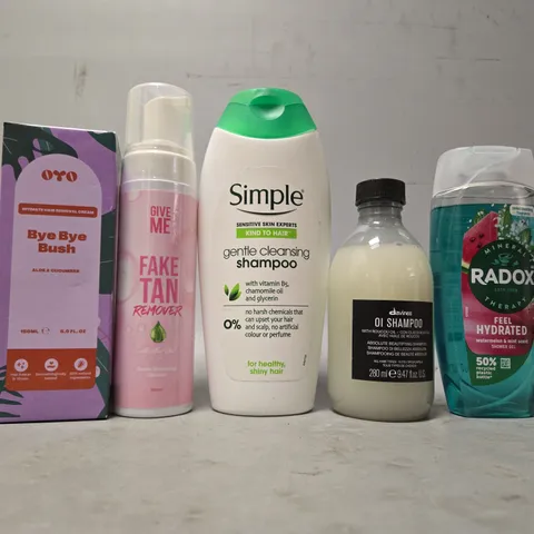 APPROXIMATELY 18 ASSORTED HEALTH & BEAUTY ITEMS TO INCLUDE - BYE BYE BRUSH , SIMPLE CLEANSING SHAMPOO , RADOX SHOWER GEL ETC