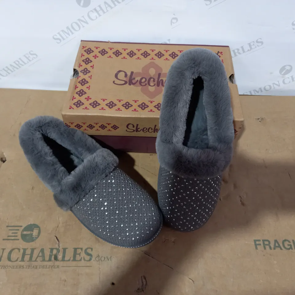 BOXED PAIR OF SKECHERS SLIPPERS- SIZE 4