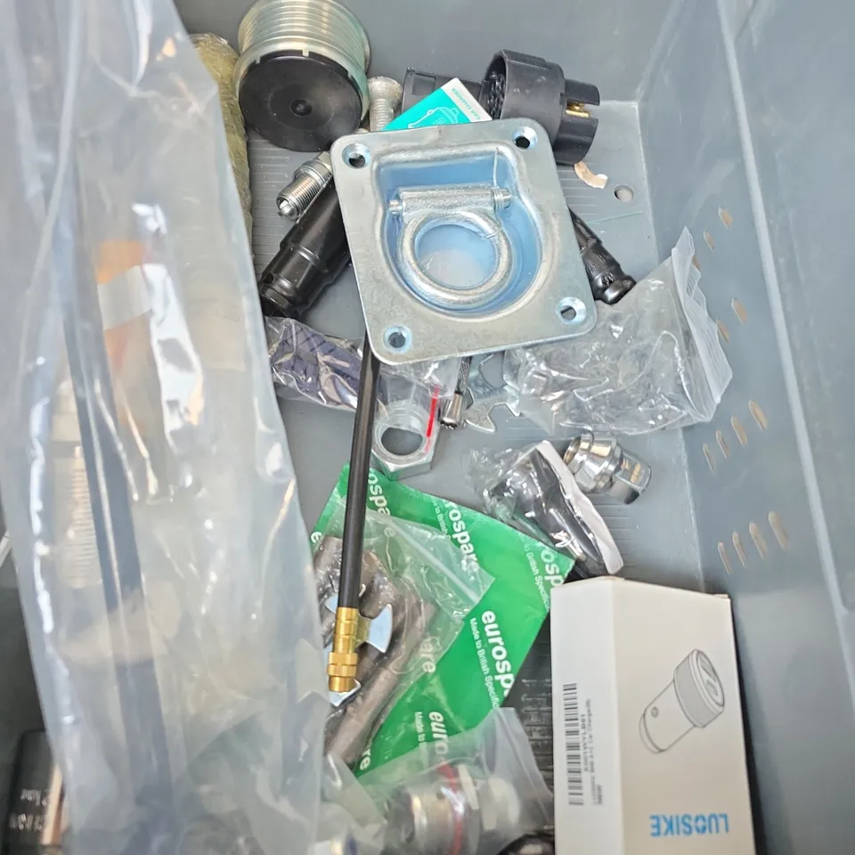 BOX OF ASSORTED CAR ITEMS TO INCLUDE - AIR PUMP - LITTLE TREE - KEY RING 