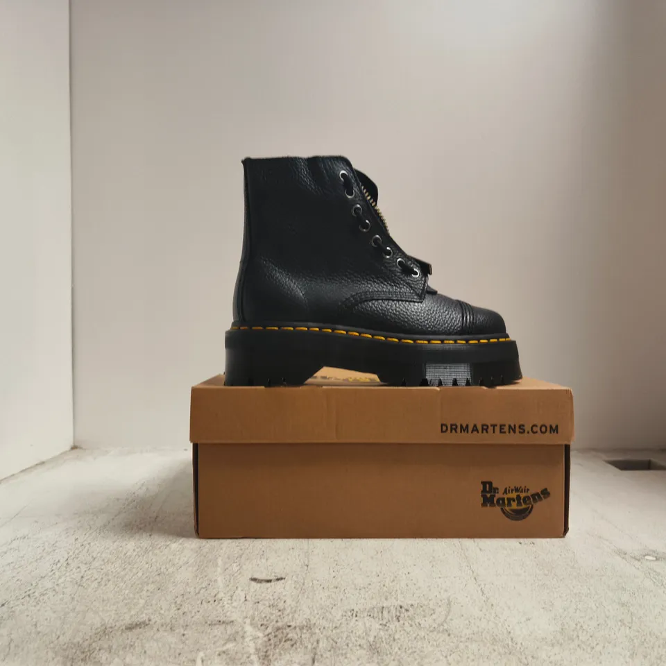 BOXED PAIR OF DR MARTENS SINCLAIR BOOTS IN BLACK SIZE UK 5