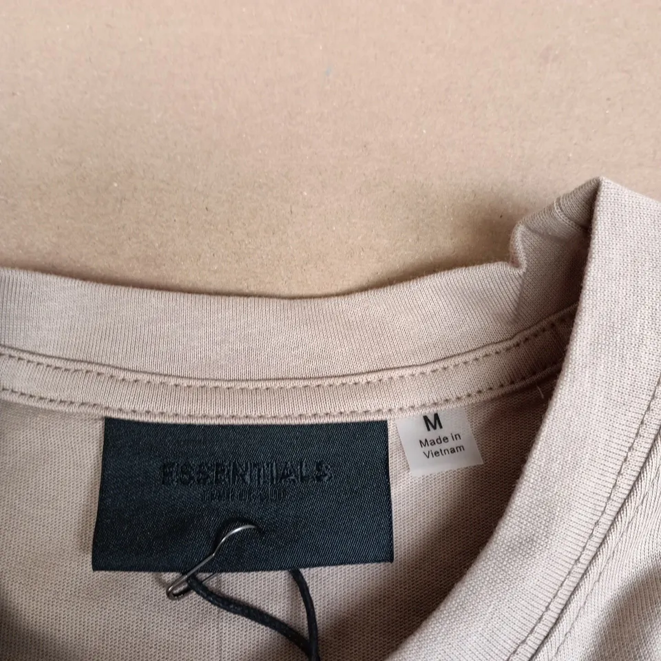 FEAR OF GOD ESSENTIALS T‑SHIRT – BEIGE, M (MADE IN VIETNAM)