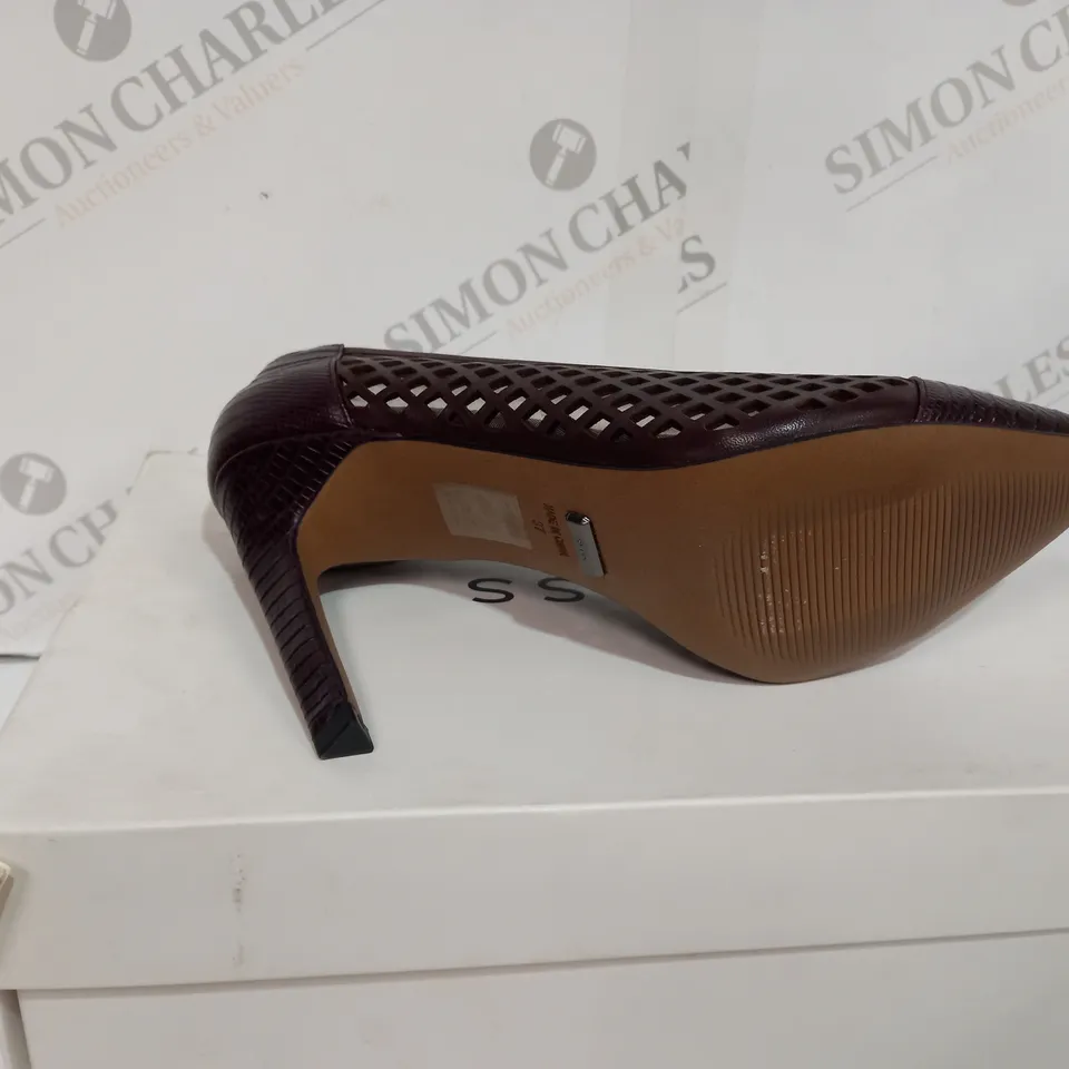 BOXED PAIR OF REISS CLOVER LIZARD SLIP-ON HEELS IN POMEGRANATE SIZE 4