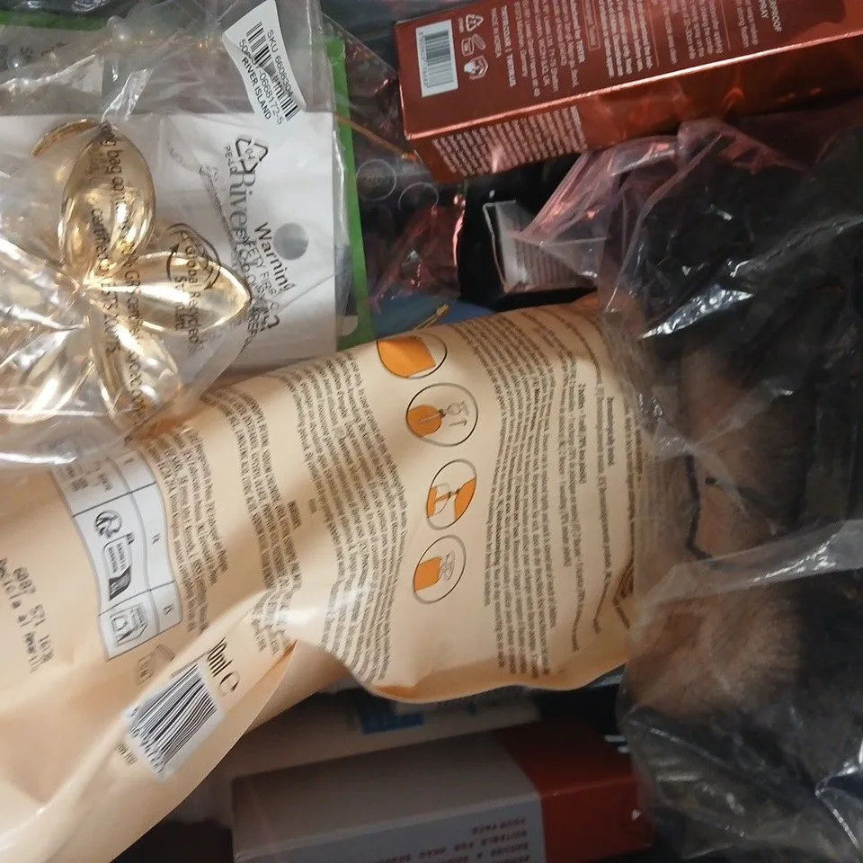 APPROXIMATELY 15 ASSORTED COSMETIC ITEMS INCLUDING VARIOUS MAKES AND BRANDS - COLLECTION ONLY