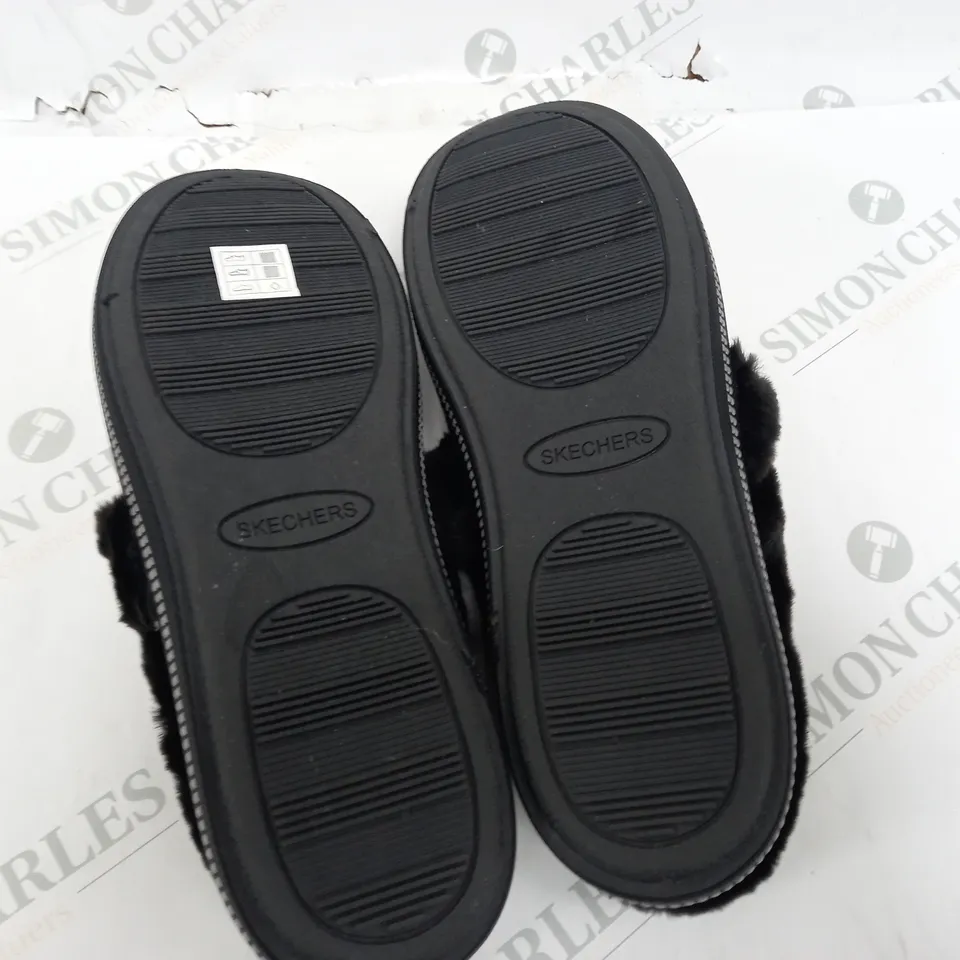 SKECHERS COZY SLIPPERS IN BLACK - 8