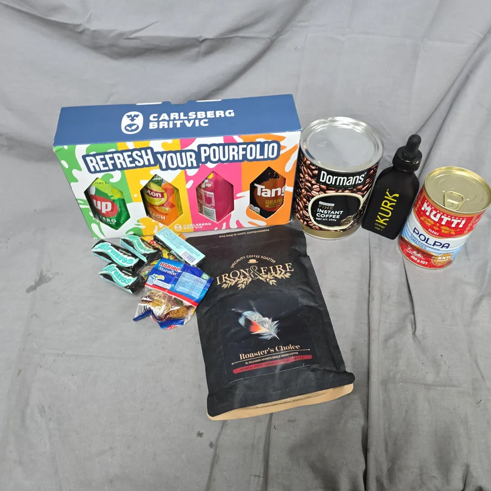APPROXIMATELY 10 ASSORTED FOOD & DRINK ITEMS TO INCLUDE REFRESH YOUR PORTFOLIO DRINK SET, DORMANS INSTANT COFFEE, AIRWAVES CHEWING GUM, ETC - COLLECTION ONLY