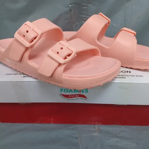 BOXED PAIR OF SKECHERS ARCH FIT FOAMIES OPEN TOE SANDALS IN CORAL SIZE 6