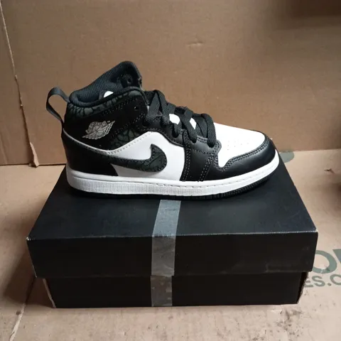 CHILDRENS NIKE JORDAN BLACK AND WHITE TRAINSERS SIZE 11.5 BOXED