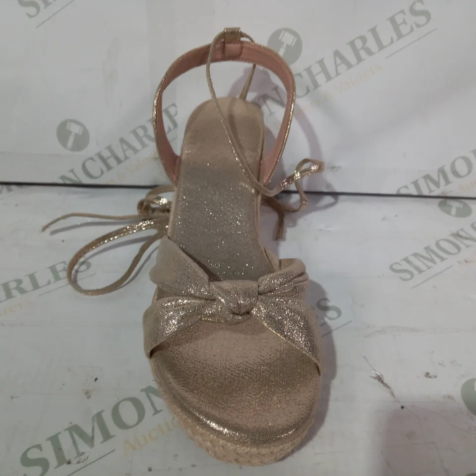 PAIR OF DESIGNER STRAPPY WEDGE SANDALS IN METALLIC GOLD COLOUR W. GLITTER EFFECT EU SIZE 38