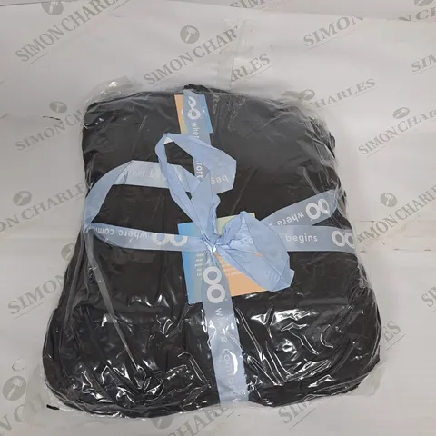 OODIE HOODED OVERSIZED BLANKET - BLACK