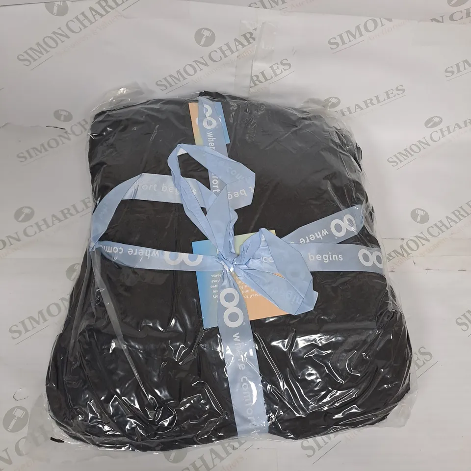 OODIE HOODED OVERSIZED BLANKET - BLACK