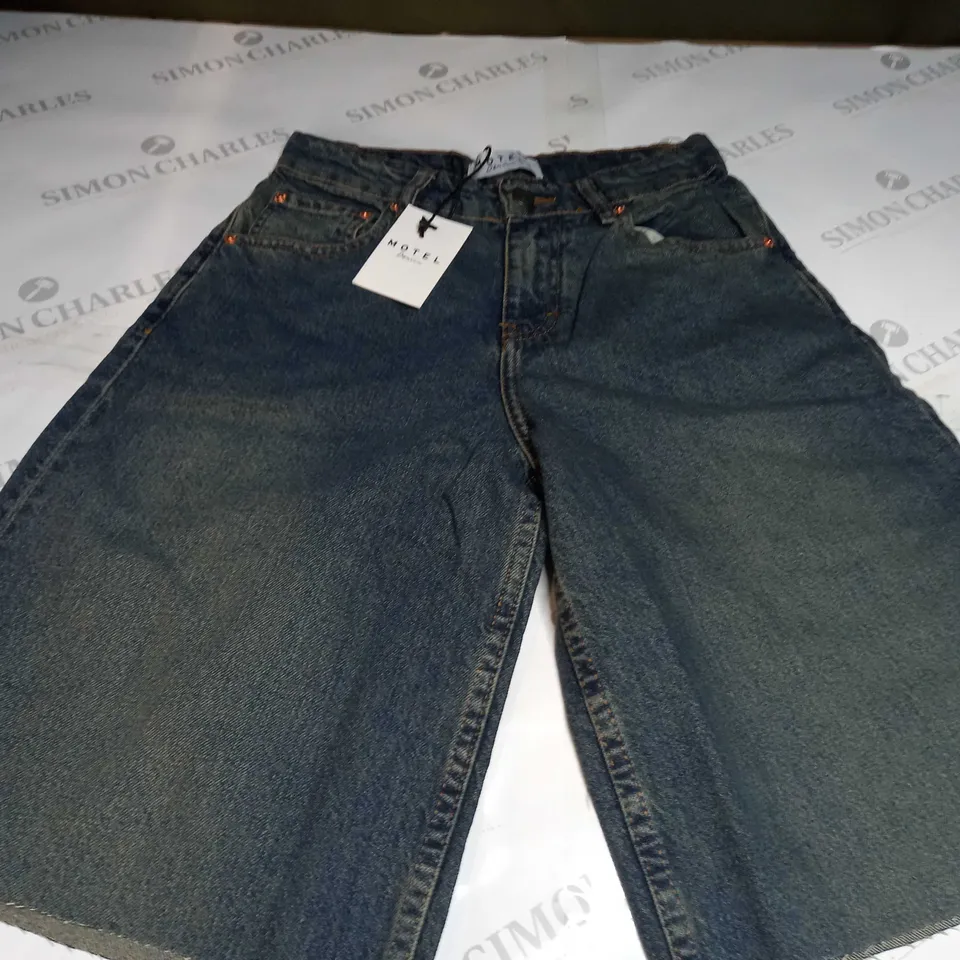 MOTEL DENIM ROOMY MID RISE LONG JORTS IN BROWN/BLUE ACID - W26 L34