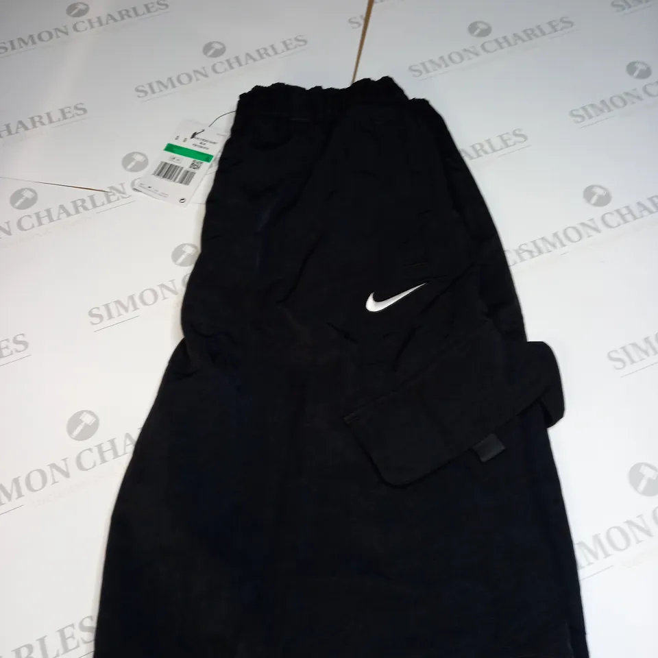 NIKE LOGO CARGO SHORTS SIZE XL
