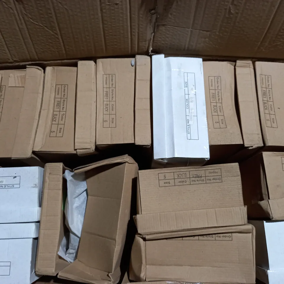 APPROXIMATELY 15 BOXED PAIR OF BOOTS IN BLACK AND BLUE VARIOUS SIZES TO INCLUDE SIZE 5 