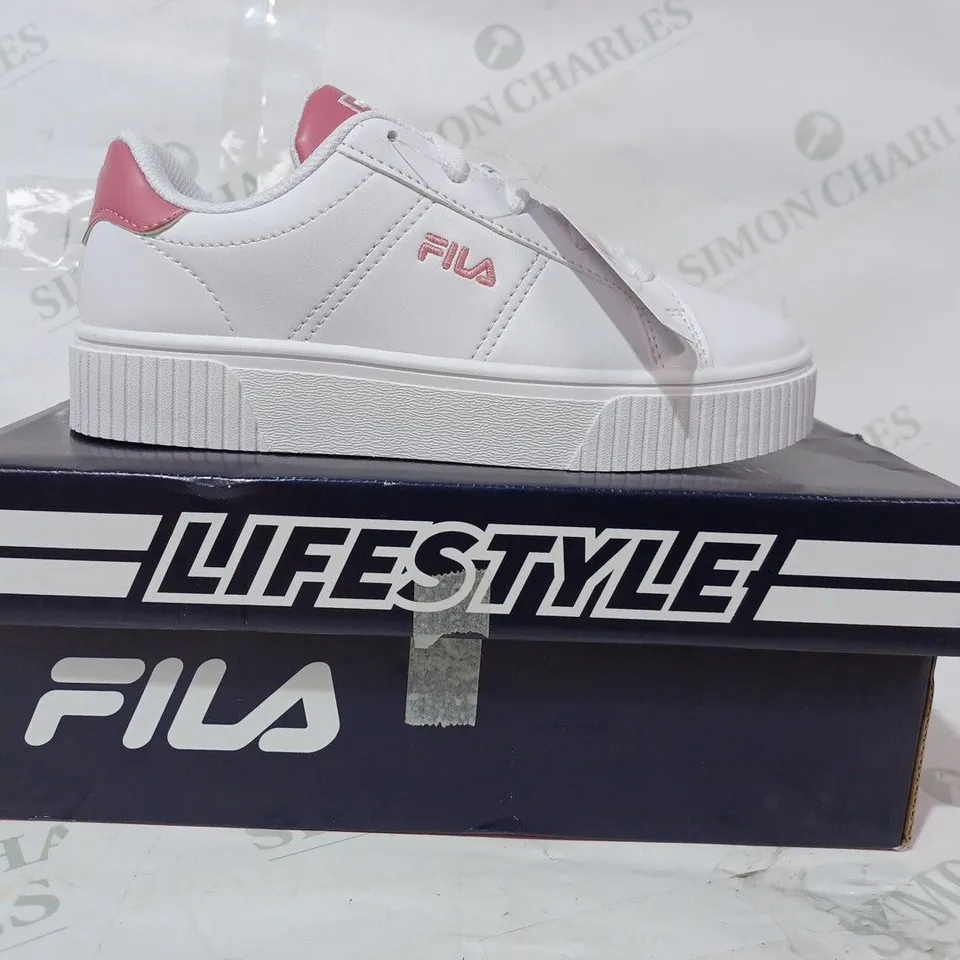 BOXED PAIR OF FILA TRAINERS IN WHITE/PINK UK SIZE 1