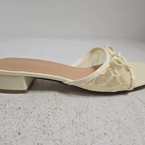 BOXED PAIR OF UNBRANDED OPEN TOE SANDALS IN BANANA CREAM SIZE EU 38