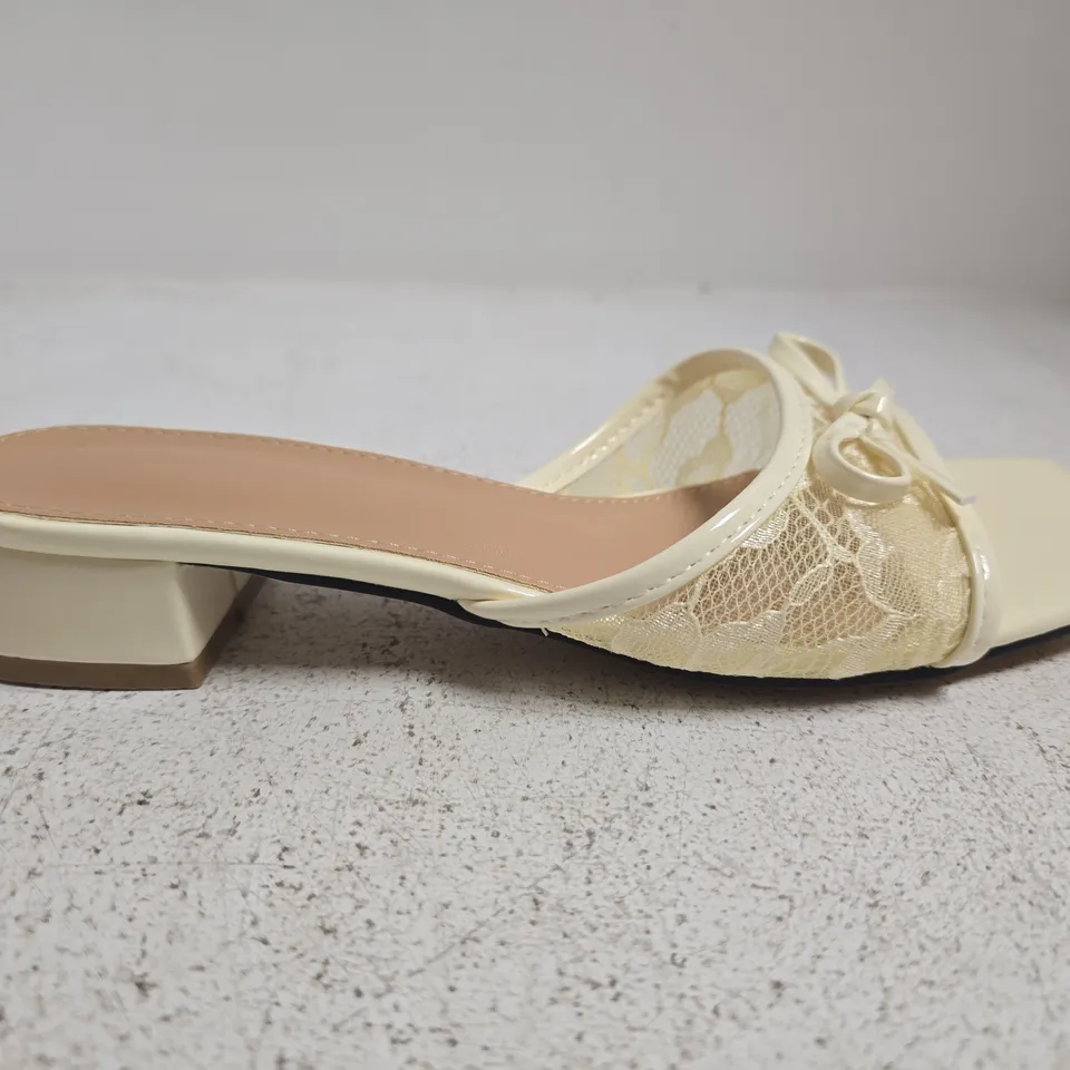BOXED PAIR OF UNBRANDED OPEN TOE SANDALS IN BANANA CREAM SIZE EU 38