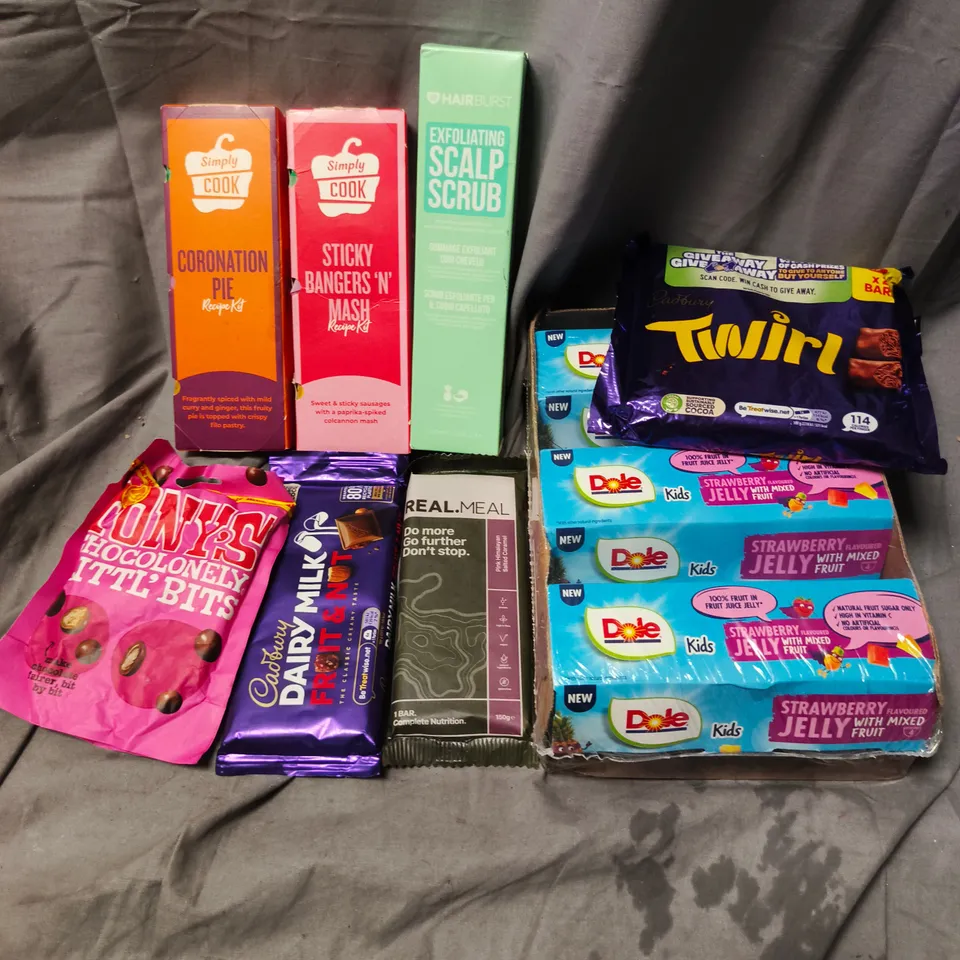 APPROXIMATELY 15 ASSORTED FOOD & DRINK ITEMS TO INCLUDE RECIPE KITS, TWIRLS, OLE KIDS STRAWBERRY JELLY, ETC - COLLECTION ONLY