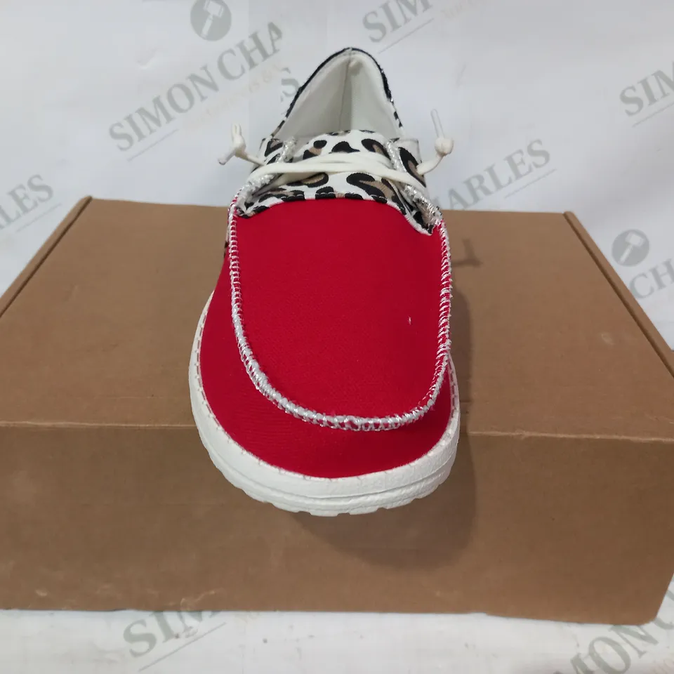 PAIR OF DESIGNER CANVAS SHOES IN RED/LEOPARD PRINT/MULTICOLOUR EU SIZE 40