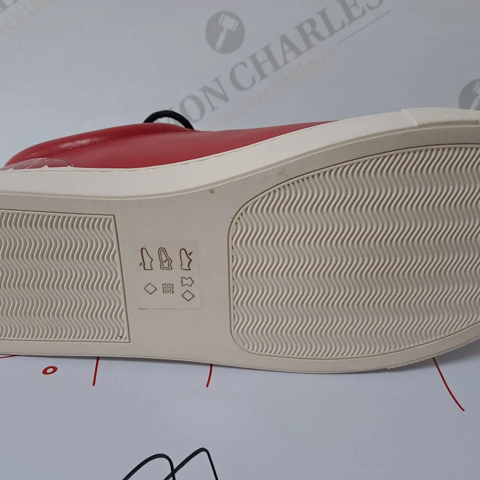 BOXED BEN DE JIFI RED TRAINERS SIZE 7