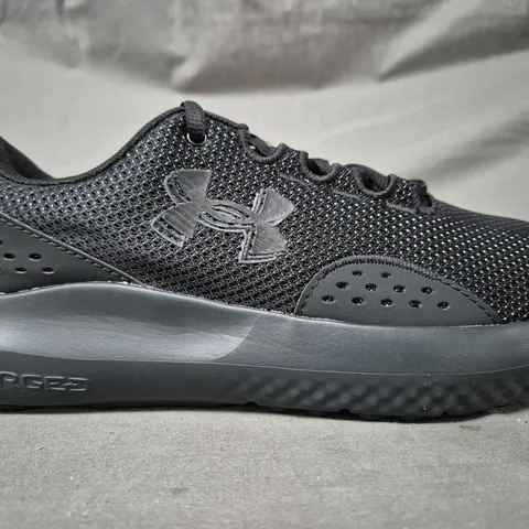 BOXED PAIR OF UNDER ARMOUR CHARGED SURGE 4 SHOES IN BLACK UK SIZE 8.5