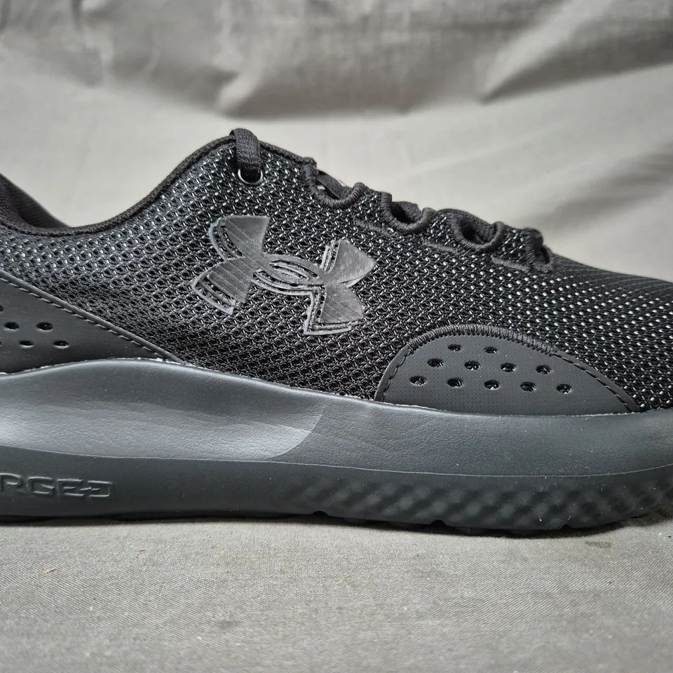 BOXED PAIR OF UNDER ARMOUR CHARGED SURGE 4 SHOES IN BLACK UK SIZE 8.5