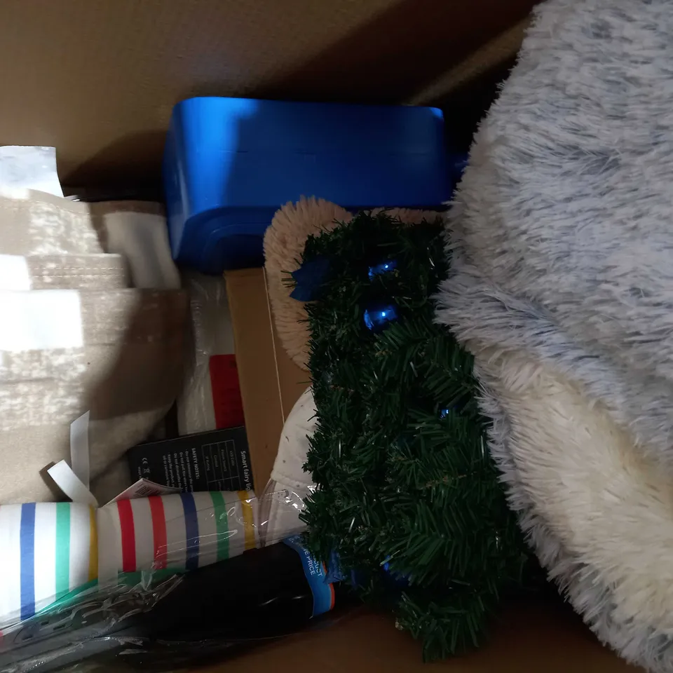 BOX OF APPROXIMATELY 10 ASSORTED HOUSEHOLD ITEMS TO INCULDE 38 LITRE POP-UP HAMPER, 9 CUBE ROLL OF LABELS, FRED & FLO SUPERSOFT FLEECE BLANKET, ETC
